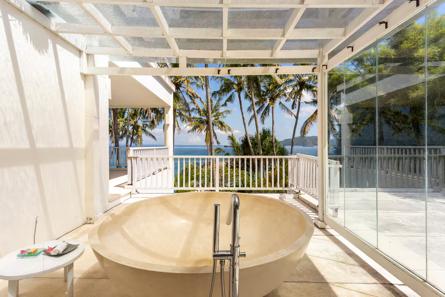 Round bathtub with a view of the garden and sea
